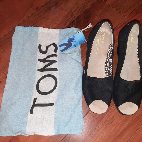 Tom's Wedge Shoe - Picture 1 of 2